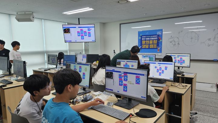 [인천=뉴시스] 인하대학교 인하 위드아이 청소년 진로지원센터와 인천 동구청이 함께 마련한 '모빌리티 창의융합 캠프'에서 학생들이 수업을 듣고 있다. (사진=인하대 제공) 2025.09.08. photo@newsis.com *재판매 및 DB 금지