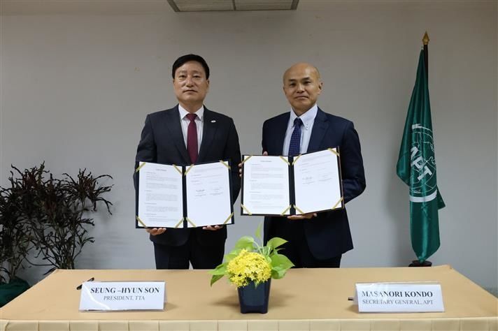[서울=뉴시스] 한국정보통신기술협회(TTA)까 아시아태평양지역 전기통신협의체(APT)와 역내 국가들의 ICT 표준화 역량 강화와 이를 통한 ICT 산업 경쟁력 제고 및 발전을 위한 협력의향서를 체결했다. (사진=TTA 제공) *재판매 및 DB 금지