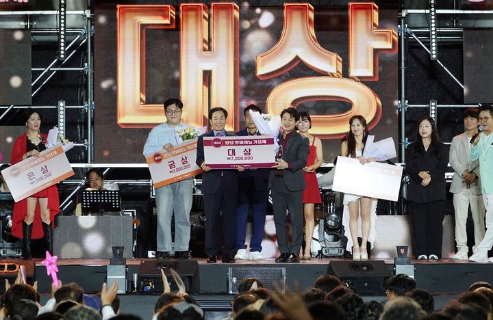 [창녕=뉴시스] 성낙인 군수가 창녕양파마늘가요제 수상자와 기념촬영을 하고 있다. (사진= 창녕군 제공) 2025.09.08. photo@newsis.com *재판매 및 DB 금지