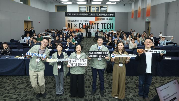 [서울=뉴시스] 카카오 기업재단 카카오임팩트는 지난 4일부터 6일까지 3일간 제주에서 임팩트 투자사 소풍벤처스와 함께 '2025 기후테크 스타트업 서밋'을 공동 개최했다고 8일 밝혔다. (사진=카카오 제공) *재판매 및 DB 금지