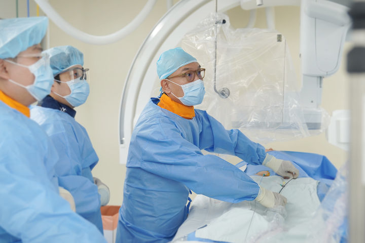 [부산=뉴시스] 동남권원자력의학원 심뇌혈관센터 김성만 과장이 심장혈관질환 시술을 하고 있다. (사진=동남권원자력의학원 제공) 2025.09.08. photo@newsis.com *재판매 및 DB 금지