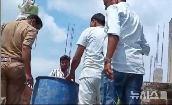 [뉴시스]인도에서 원숭이가 생후 두 달 된 아기를 납치해 물통에 빠뜨려 아기가 숨지는 충격적인 사건이 발생했다.(사진=더선)2025.09.07 