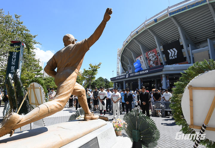 [서울=뉴시스]최동원기념사업회는 8일 프로야구 '불멸의 무쇠팔' 고(故) 최동원 전 감독의 14주기 추모 행사가 오는 13일 오후 4시 사직구장 최동원 동상 앞에서 열린다고 밝혔다. (사진=롯데 자이언츠 제공) 2025.09.08. photo@newsis.com *재판매 및 DB 금지