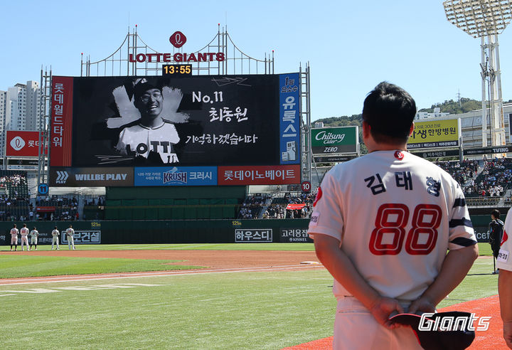[서울=뉴시스]프로야구 롯데 자이언츠는 8일 프로야구 '불멸의 무쇠팔' 고(故) 최동원 전 감독의 14주기 추모 행사를 오는 13일 오후 4시 사직구장 최동원 동상 앞에서 열고 메모리얼데이를 진행한다고 밝혔다. (사진=롯데 자이언츠 제공) 2025.09.08. photo@newsis.com *재판매 및 DB 금지
