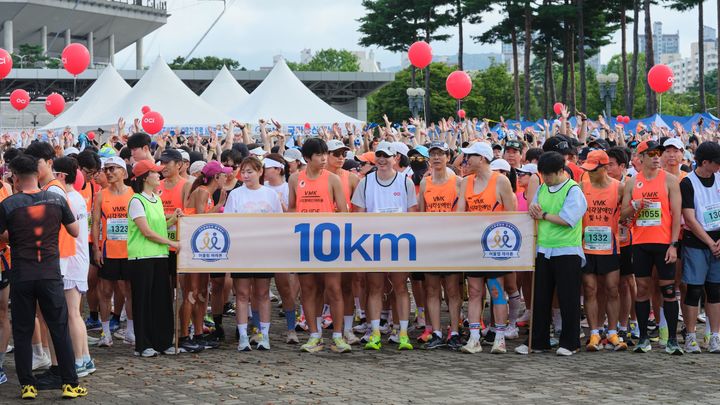 [서울=뉴시스] OCI홀딩스는 7일 '제11회 시각장애인과 함께하는 어울림 마라톤 대회'에서 계열사 임직원 및 가족 70여명이 가이드러너, 플로깅 봉사활동을 펼쳤다고 밝혔다.(사진제공=OCI홀딩스). 2025.9.8. photo@newsis.com *재판매 및 DB 금지