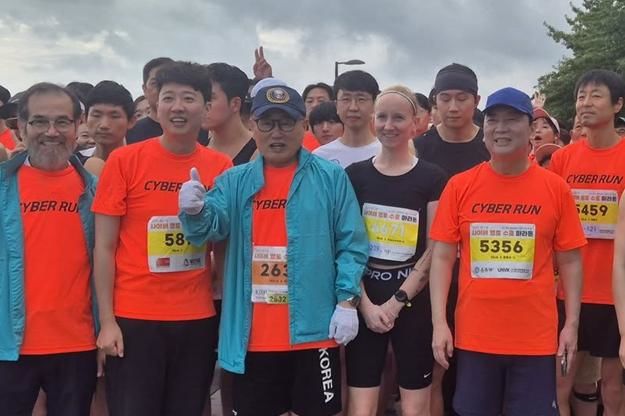 [서울=뉴시스] 7일 오전 서울 여의도 한강공원 물빛무대에서 열린 헌정회 후원 행사 '제17회 사이버 영토 수호 마라톤 대회'에 참석한 이준석 개혁신당 대표와 안철수 국민의힘 의원. (사진=안철수 의원 페이스북) *재판매 및 DB 금지