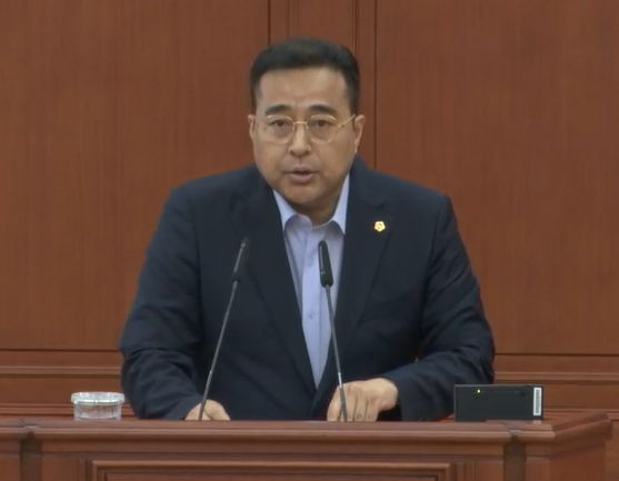 [대전=뉴시스] 조명휘 기자 = 김영삼(국민의힘·서구2) 대전시의원이 8일 제290회 임시회 제1차 본회의에 출석해 5분발언을 하고 있다. 2025.09.08. photo@newsis.com *재판매 및 DB 금지