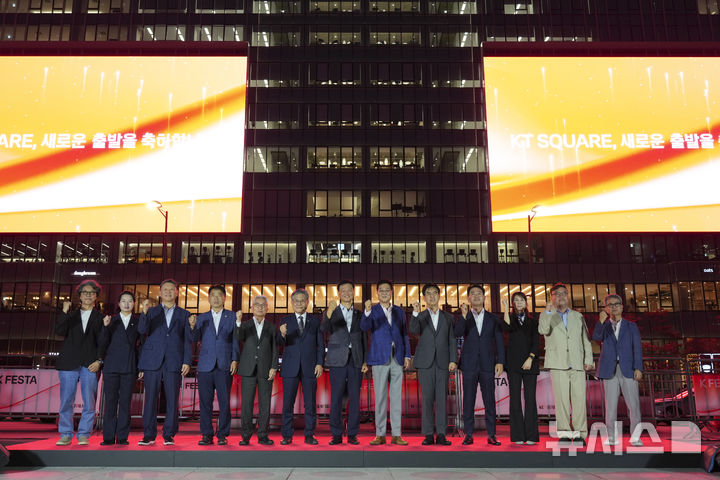 [서울=뉴시스]정문헌 종로구청장(오른쪽에서 6번째)이 광화문스퀘어 오프닝 세리머니 기념촬영을 하고 있다.