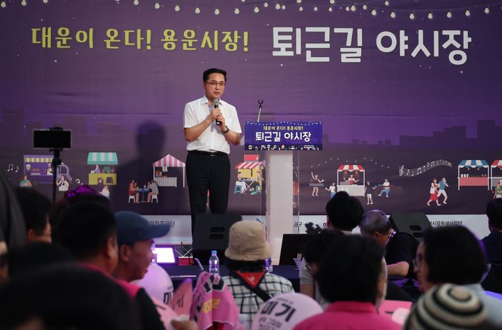 [대전=뉴시스] 박희조 대전 동구청장이 용운야시장에서 주민들에게 인사말을 하고 있다.&nbsp; *재판매 및 DB 금지