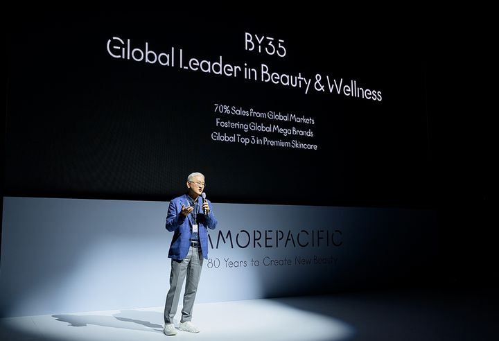 [서울=뉴시스] 서경배 아모레퍼시픽 그룹 회장이 아모레퍼시픽 80주년 기념식에서 회사 비전을 선포하고 있다(사진=아모레퍼시픽 제공) *재판매 및 DB 금지