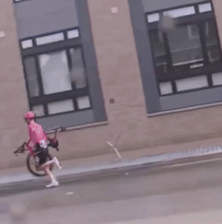 [뉴시스]닐슨 파울리스는 뒷바퀴가 빠진 자전거를 직접 들고 뛰었다. (사진=데일리메일) 2025.9.7 *재판매 및 DB 금지