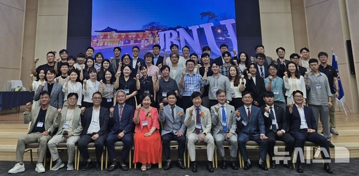 [전주=뉴시스] 전북대학교 장기발전위원회(장발위)는 최근 전북대 진수당 가인홀에서 출범식을 열고 동문과 모교, 지역사회의 상생을 위한 활동에 나설 것을 다짐했다고 8일 밝혔다. (사진=전북대 장발위 제공) 2025.09.08. photo@newsis.com