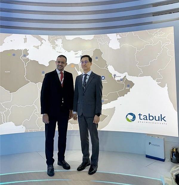 [서울=뉴시스] 한미약품 박재현 대표이사(오른쪽)와 타북 이스마일 쉐하다(Ismail Shehada) CEO가 사우디아라비아 리야드에서 열린 ‘CPHI Middle East 2024’에서 만나 롤론티스 등 다양한 한미약품의 혁신 제품들의 중동 진출을 위해 머리를 맞댔다. (사진=한미약품 제공) 2025.09.08. photo@newsis.com *재판매 및 DB 금지