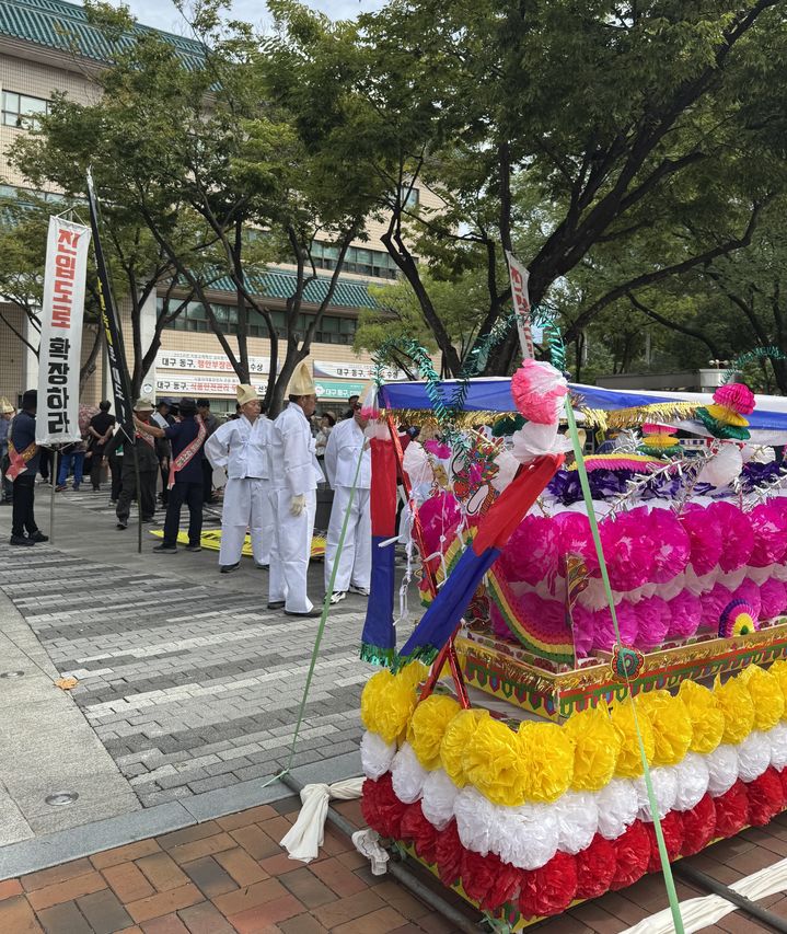[대구=뉴시스] 정재익 기자 = 8일 오전 대구 동구청 앞에서 팔공산국립공원 상생발전위원회가 상여집회를 열고 "국립공원 지정 당시 거론된 주요 대책들을 추진하라"고 요구했다. 2025.09.08. jjikk@newsis.com *재판매 및 DB 금지