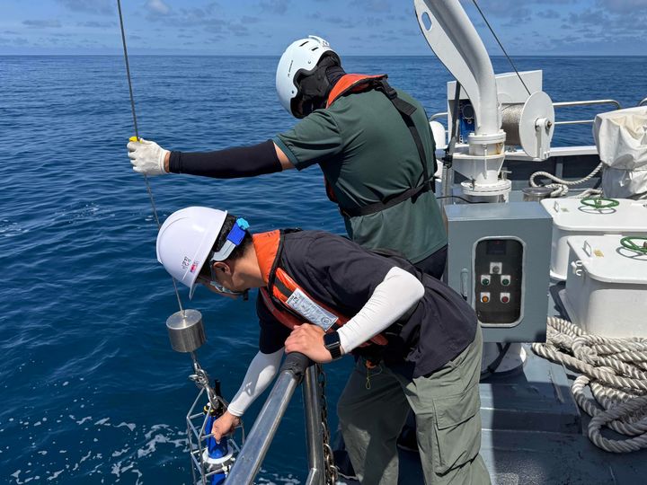 [제주=뉴시스] 제주도 해양수산연구원은 중국발 저염분수 유입 등을 확인하기 위해 정기적으로 해양관측 조사를 실시하고 있다. (사진=제주도 제공) 2025.09.08. photo@newsis.com *재판매 및 DB 금지