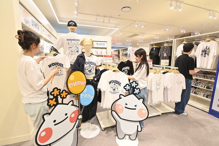 스타필드 하남 스파오 매장에 출시된 스파오&하남시 콜라보레이션 상품. (사진=하남시 제공) photo@newsis.com *재판매 및 DB 금지