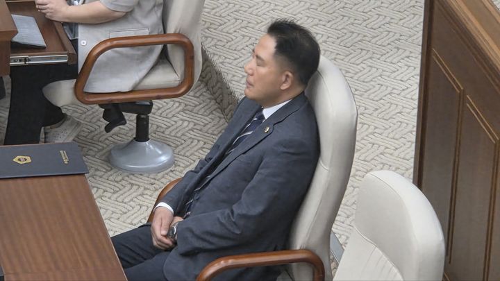 [세종=뉴시스] 송승화 기자 = 8일 세종시 보람동 세종시의회 본회의장에서 눈을 감고 있는 상병헌 시의원. 2025.09.08. ssong1007@newsis.com *재판매 및 DB 금지