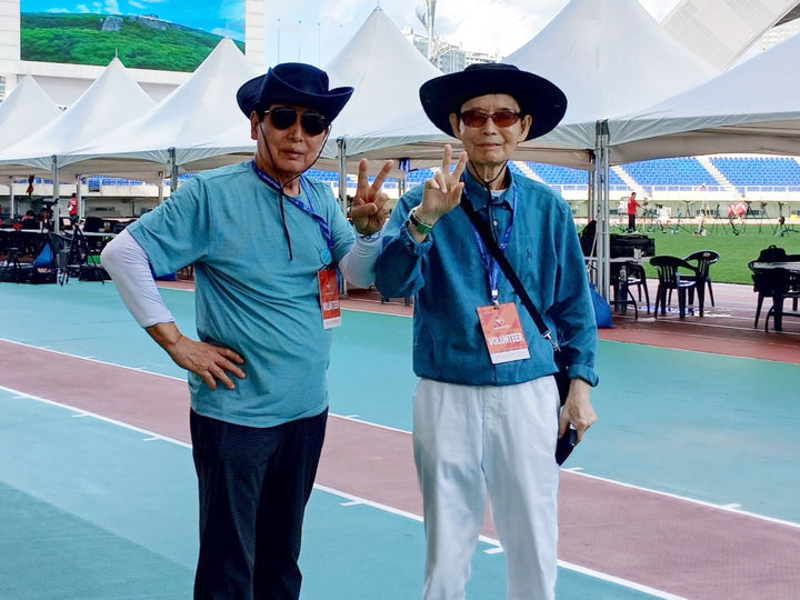 [광주=뉴시스] 이영주 기자 = 광주2025현대세계양궁선수권대회 통역 자원봉사자로 참여중인 손동룡(80·왼쪽)·박대섭(86)씨. (사진 = 손동룡씨 제공) photo@newsis.com *재판매 및 DB 금지