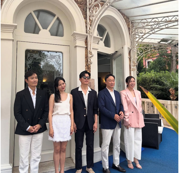 [서울=뉴시스] 배우 손예진(왼쪽 기준 두 번째). (사진=손예진 인스타그램 캡처) 2025.09.08. photo@newsis.com *재판매 및 DB 금지