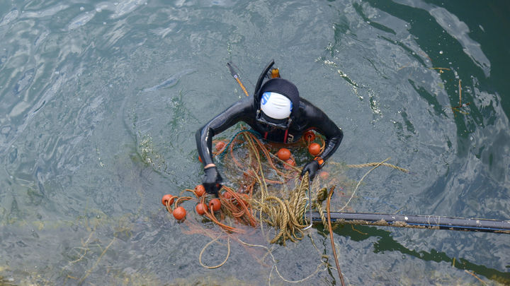 [통영=뉴시스] 신정철 기자= 경남 통영시는 지난 6일, 경남도와 통영시 지속가능발전협의회 공동 주관으로 사량도에서 대한민국 최대 규모의 수중정화활동 '바다 약속, 사량'을 성황리에 개최했다.사진은 전국 각지에서 자발적으로 찾아온 다이버 및 수상안전관리자 등 300여명이 참여한 가운데 진촌앞바다 2개 구역에서 수중정화활동을 펼치는 모습.(사진=통영시 제공).2025.09.08. photo@newsis.com *재판매 및 DB 금지
