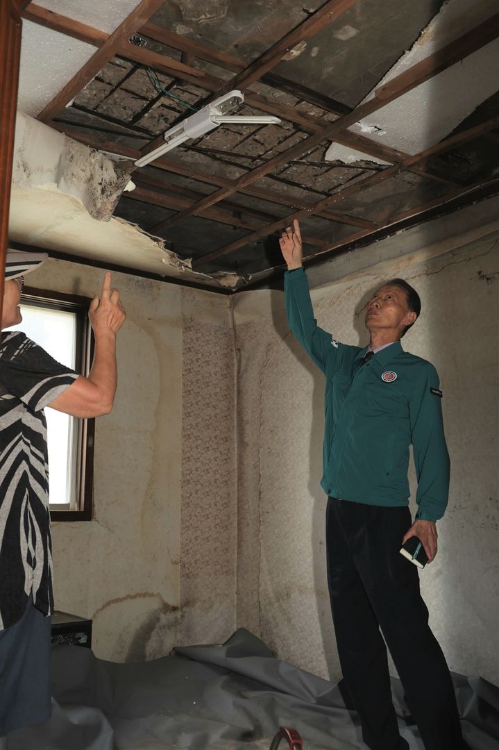 [창원=뉴시스] 강경국 기자 = 손태화 경남 창원시의장이 마산회원구 봉암연립주택을 방문해 주택 내부를 살펴보고 있다. (사진=창원시의회 제공). 2025.09.08. photo@newsis.com *재판매 및 DB 금지