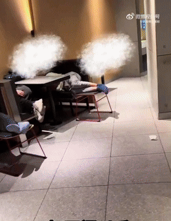 [뉴시스]중국 상하이의 한 맥도날드 매장이 새벽 시간대 갈 곳 없는 사람들의 '노숙 공간'으로 변했다.(영상=웨이보 갈무리 캡쳐).2025.09.08