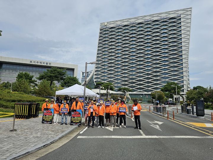 [진주=뉴시스] 정경규 기자 = 경남 진주문산 공공주택지구 주민대책위원회는 8일 LH 정문 앞에서 기자회견을 열고 "LH는 주민재산권을 더이상 짓밟지 말고 즉각 보상절차에 착수하라"고 요구했다.2025.09.08.,jkgyu@newsis.com *재판매 및 DB 금지