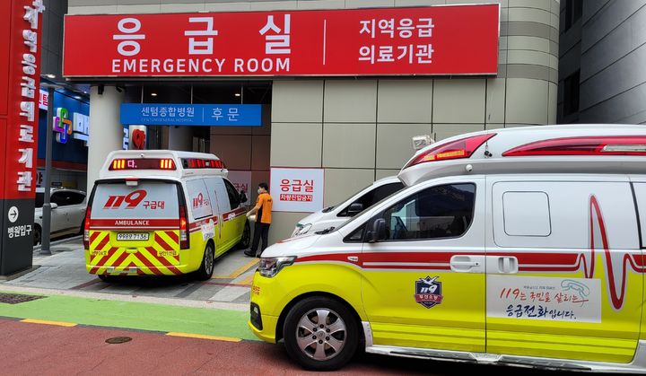 [부산=뉴시스] 센텀종합병원의 응급실 앞에 119구급차량들이 잇따라 들어오는 모습. (사진=센텀종합병원 제공) 2025.09.08. photo@newsis.com *재판매 및 DB 금지