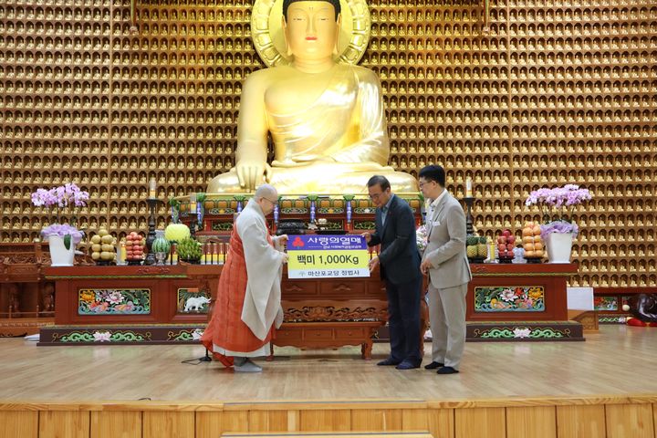 창원시 마삽합포구 정법사 우현 광우 주지스님(왼쪽)이 지난 6일 경남사회복지공동모금회 강기철 회장에게 쌀을 기탁하고 있다. 오른쪽은 마산합포노인종합복지관 조성환 관장.(사진=경남사회복지공동모금회 제공)2025.09.08. *재판매 및 DB 금지