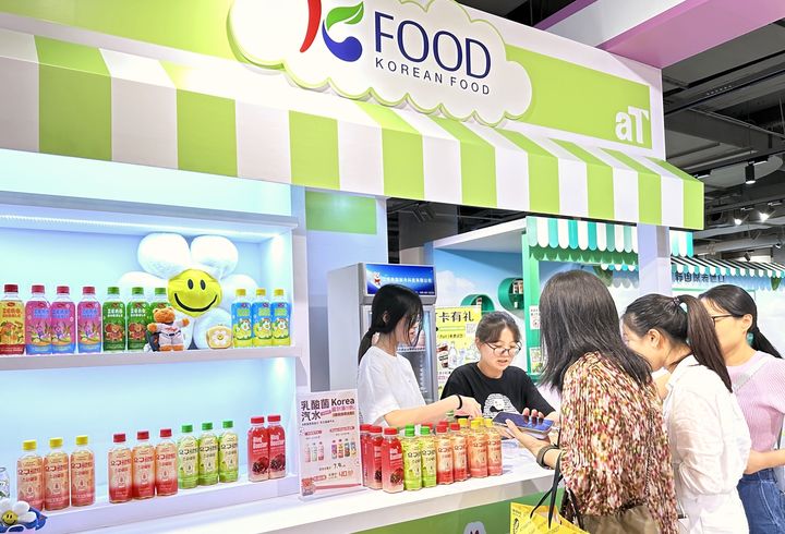 [세종=뉴시스] 한국농수산식품유통공사(aT)는 지난 5일부터 중국 상하이 팍슨뉴코아몰에서 열리는 'NCT ZONE 팝업스토어' 행사장에서 K-푸드 홍보에 나섰다고 8일 밝혔다. (사진=aT 제공) 2025.09.08. photo@newsis.com *재판매 및 DB 금지