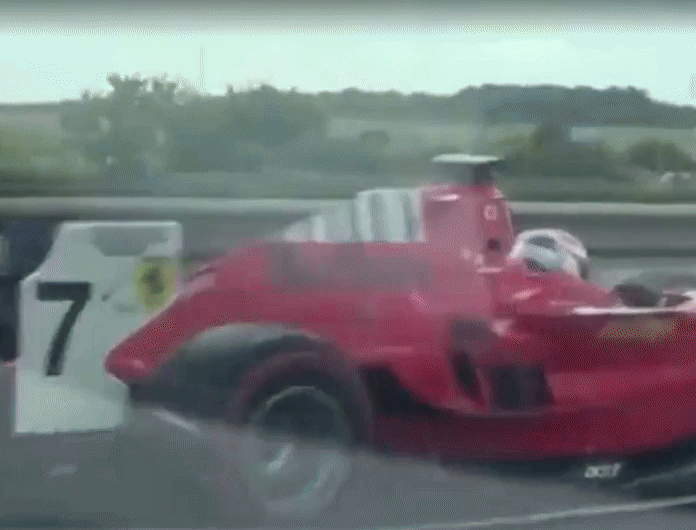 [뉴시스]2019년부터 체코 고속도로에서 '유령 F1카'로 불리는 차량이 목격됐고, 2022년에도 같은 차량으로 추정되는 레이싱카가 고속도로를 달리는 영상이 SNS에 퍼졌다. (사진=더선) 2025.9.7 *재판매 및 DB 금지