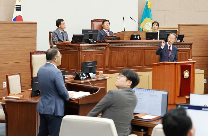 [창원=뉴시스] 강경국 기자 = 손태화 경남 창원시의회 의장이 지난 5일 제146회 임시회 제3차 본회의에서 장금용 창원시장 권한대행을 상대로 시정질문을 하고 있다. (사진=창원시의회 제공). 2025.09.08. photo@newsis.com *재판매 및 DB 금지