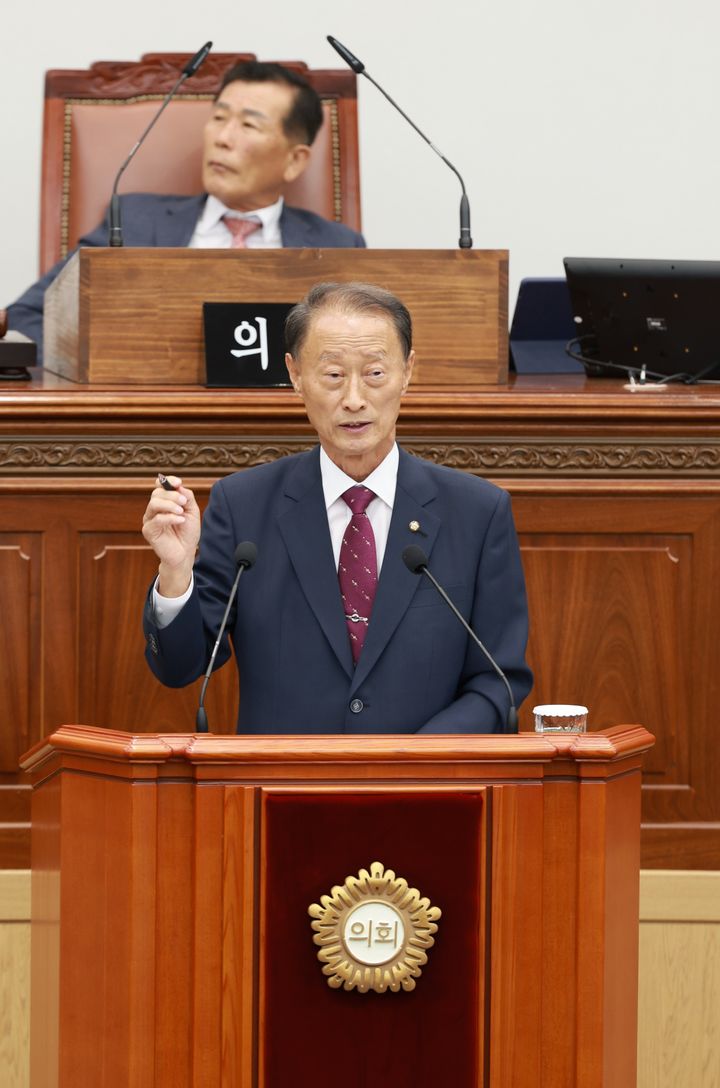 [창원=뉴시스] 손태화 경남 창원시의회 의장이 지난 5일 제146회 임시회 제3차 본회의에서 시정질문을 하고 있다. (사진=창원시의회 제공) 2025.09.08. photo@newsis.com *재판매 및 DB 금지