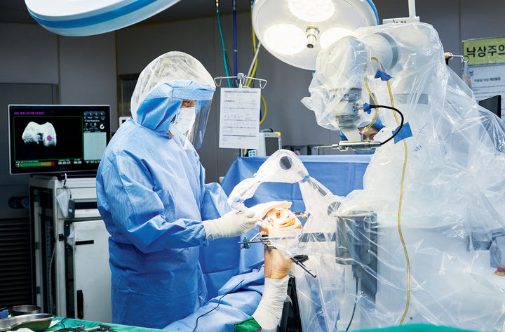 [수원=뉴시스] 차세대 인공관절 수술용 로봇 Dr.LCT(닥터 엘씨티)를 이용한 수술 모습. (사진=이춘택병원 제공) 2025.09.08. photo@newsis.com *재판매 및 DB 금지