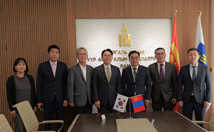 [서울=뉴시스]이제훈 유한킴벌리 대표이사 사장(왼쪽 네번째)과 바트바타르 바트 몽골 환경기후변화부 장관(오른쪽 세번째),. *재판매 및 DB 금지