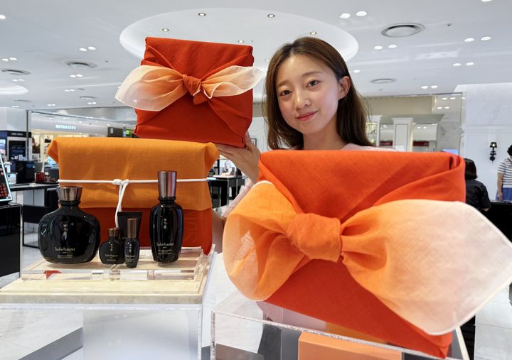 [대구=뉴시스] 롯데백화점 대구점은 추석을 맞아 지하 1층 '설화수' 매장에서 '지함보 서비스'를 진행한다. (사진 = 롯데백화점 제공) 2025.09.08. photo@newsis.com *재판매 및 DB 금지