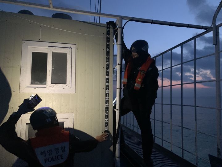 [목포=뉴시스]선박 불법 증·개축 단속. (사진=서해해경청 제공) 2025.09.08. photo@newsis.com *재판매 및 DB 금지