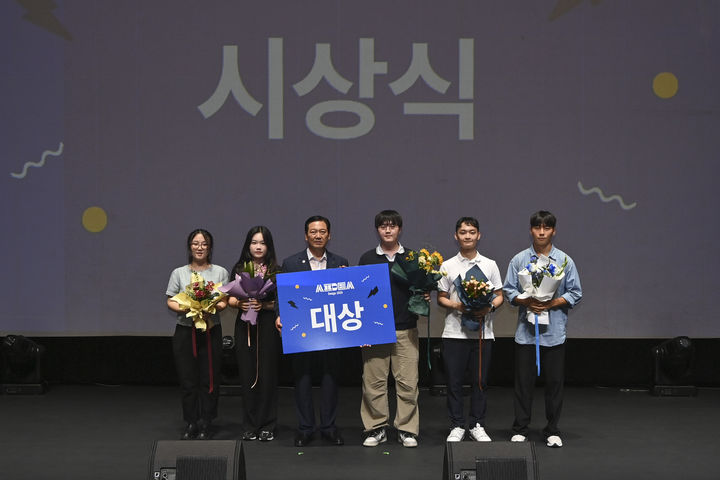 [대구=뉴시스] 대구 남구는 대덕문화전당에서 '전국 대학생 인공지능(AI) 활용 아이디어 경진대회'를 성황리에 개최했다. (사진=대구 남구 제공) 2025.09.08. photo@newsis.com *재판매 및 DB 금지