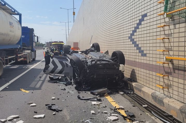[부산=뉴시스] 8일 오전 부산 강서구의 한 도로를 달리던 택시가 봉림지하차도로 추락한 뒤 승합차를 충격하는 사고가 발생해 1명이 경상을 입었다. (사진=부산경찰청 제공) 2025.09.08. photo@newsis.com *재판매 및 DB 금지