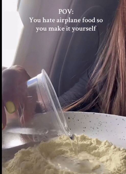 [뉴시스]한 여성이 비행기 좌석에서 파스타 반죽을 만들고 있다. (사진=뉴욕포스트) 2025.9.5&nbsp; *재판매 및 DB 금지