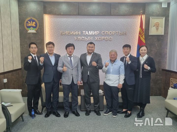 [전주=뉴시스] 정강선 전북도체육회장(왼쪽 세번째) 등 스포츠 교류단은 9월7일부터 9일까지 2박3일일정으로 몽골에 방문해 몽골 체육 관계자들을 만나 스포츠 외교에 나서며 기념촬영을 하고 있다. 2025.09.08 (사진= 전북특별자치도체육회 제공) *재판매 및 DB 금지