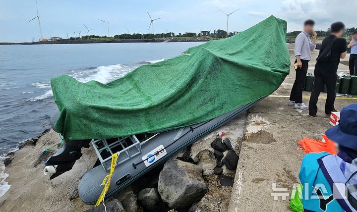 [제주=뉴시스] 오영재 기자 = 9월8일 제주시 한경면 용수리 소재 해안가에서 미확인 고무보트가 발견돼 해경과 경찰, 군 당국이 합동 조사를 벌이고 있다. 2025.09.08. oyj4343@newsis.com 