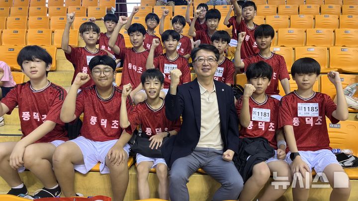 [용인=뉴시스] 선수들과 함께 파이팅을 외치는 조영민 용인교육지원청 교육장. (사진=용인교육지원청 제공) 2025.09.08. photo@newsis.com