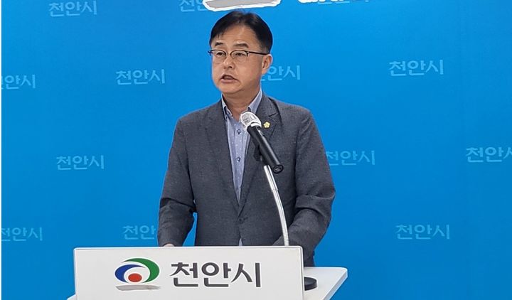 [천안=뉴시스] 송승화 기자 = 8일 충남 천안시청에서 기자회견하는 장혁 국민의힘 천안시의원.2025.09.08.ssong1007@newsis.com *재판매 및 DB 금지