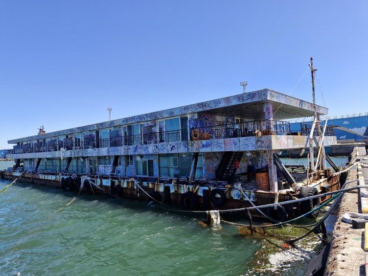 [서귀포=뉴시스] 제주 서귀포시 성산포항에 5년간 방치된 해상호텔 모습. (사진=서귀포시 제공) 2025.09.08. photo@newsis.com *재판매 및 DB 금지