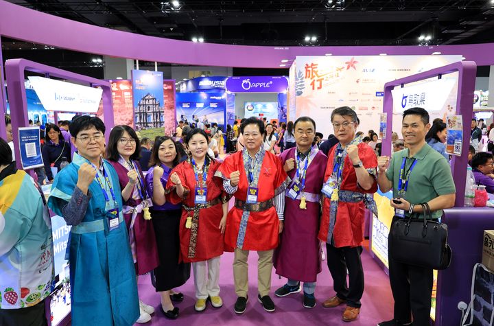 [안동=뉴시스] 지난 5일부터 8일까지 말레이시아 국제컨벤션센터에서 열린 '2025 말레이시아 국제관광전(MATTA Fair)'에서 신라복장으로 경북 관광자원을 홍보하고 있는 경북도 관계자들. (사진=경북도 제공) 2025.09.08. photo@newsis.com *재판매 및 DB 금지