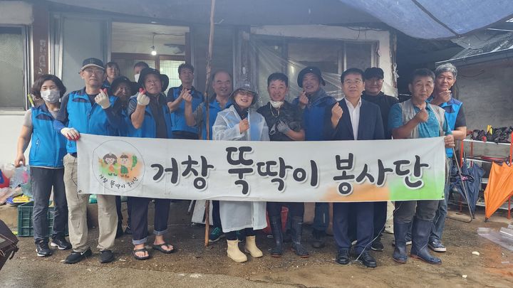 [거창=뉴시스] (사)거창뚝딱이봉사단, 고제면 저소득가구 주거환경개선 봉사활동(사진=거창군 제공) 2025. 09. 08. photo@newsis.com&nbsp; *재판매 및 DB 금지