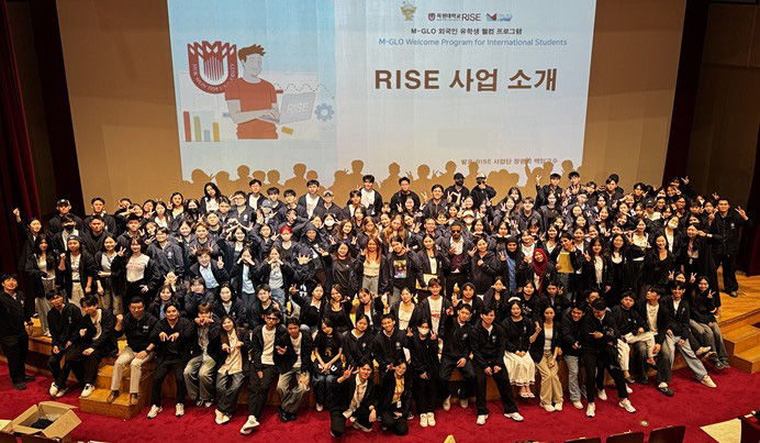 [대전=뉴시스] 목원대 2학기 외국인 신입생 대상&nbsp; 'M-GLO 웰컴 프로그램' 기념촬영. (사진=목원대 제공) 2025.09.08. photo@newsis.com *재판매 및 DB 금지