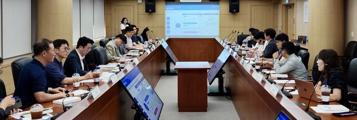[대전=뉴시스] 특구재단 이노폴리스룸에서 열린 'AI 글로벌 빅테크 육성 사업 현장간담회’의 모습.(사진=특구재단 제공) *재판매 및 DB 금지