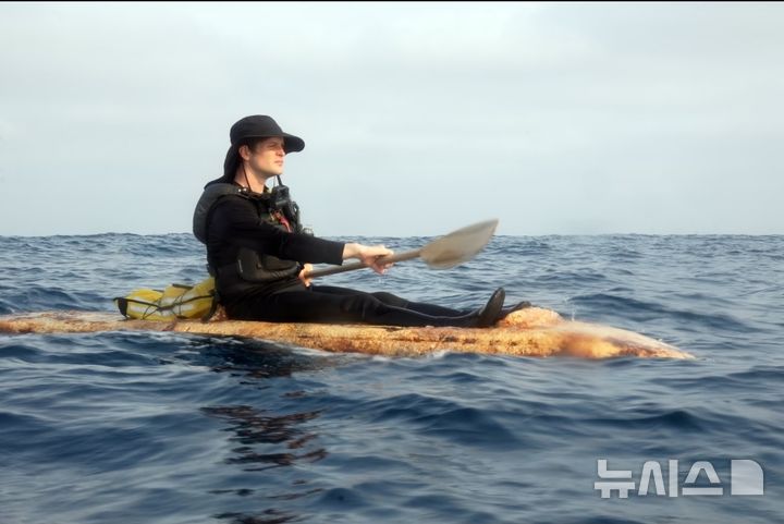 [뉴시스]미국의 예술가이자 곰팡이 연구자 샘 슈메이커가 버섯으로 만든 카약을 타고 42km 횡단에 성공했다.(사진=가디언)2025.09.7 
